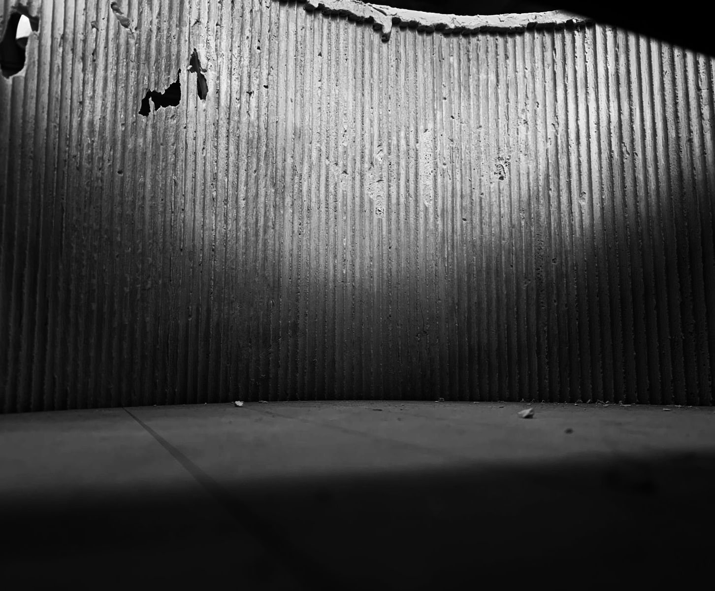 Muro acanalado — concreto, luz rasante